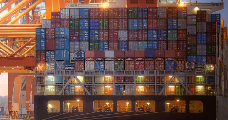 青岛海运公司为您分析集装箱运输的优点