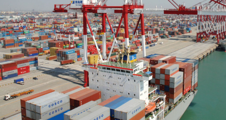 天津港不仅扮演着连接国内外贸易的桥梁角色，也为北方地区的经济发展提供了强大的支撑